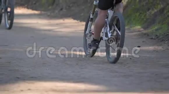 骑自行车的人骑在大自然的湖边视频的预览图