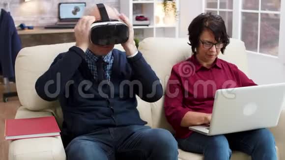 使用现代科技看电影的老年夫妇视频的预览图