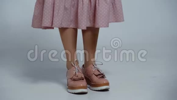 穿平底鞋的漂亮女人腿视频的预览图