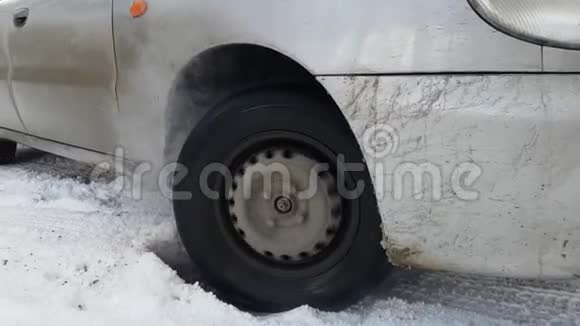 驾驶时车轮在雪地上打滑特写镜头视频的预览图