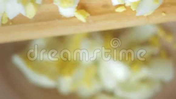 鸡肉煮鸡蛋切碎倒入碗中视频的预览图