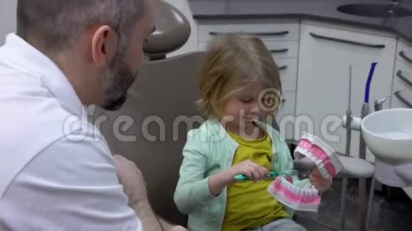 小女孩展示了她刷牙的样子视频的预览图