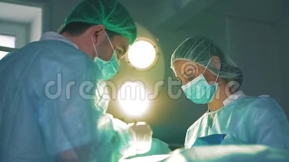 两名外科医生视频的预览图