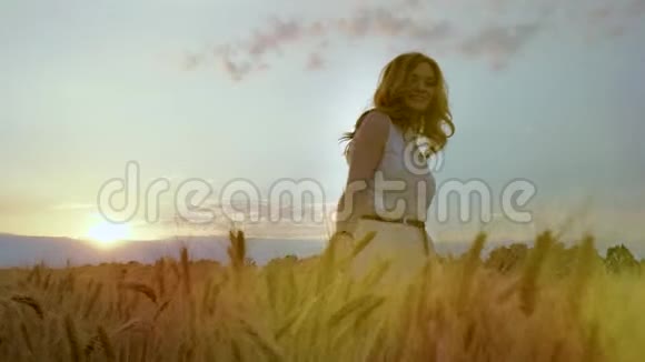 在麦田里拍了一张漂亮女人的照片背景是夕阳视频的预览图