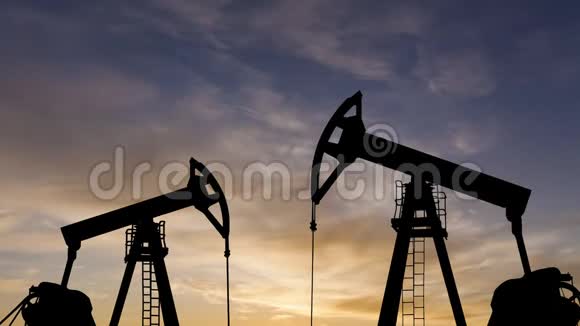 日落背景上的油泵世界石油工业时光流逝视频的预览图