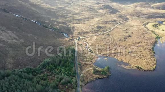 邓利威或邓利威在爱尔兰多戈尔郡的格伦特霍尔南瀑布的鸟瞰图视频的预览图