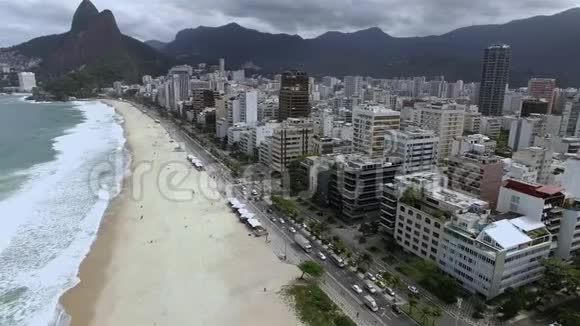 勒布朗海滩和维迪加尔贫民窟的背景巴西里约热内卢阴天视频的预览图