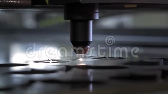 工业激光切割木材在胶合板上切割一个图案并缓慢移动关闭一大片视频的预览图
