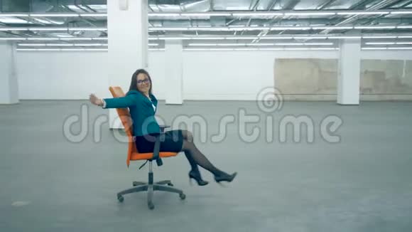 女办公室工作人员坐在滚动的椅子上跳舞快乐的女商人玩得很开心视频的预览图