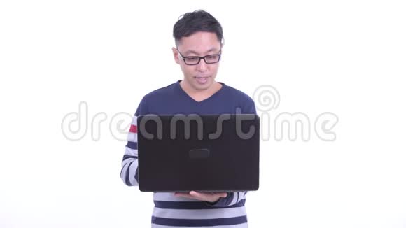 快乐的日本潮男在使用笔记本电脑时思考视频的预览图