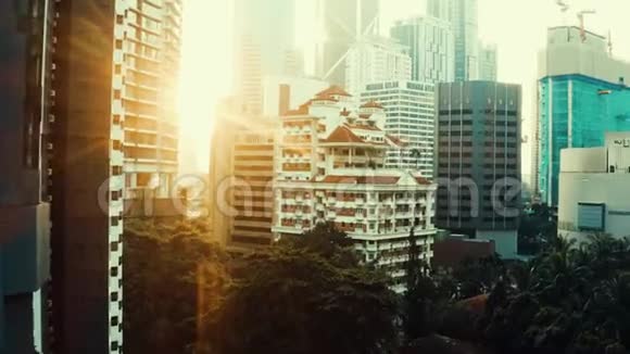 城市中心城市的抽象景观清晨阳光下的摩天大楼映衬着光明高关键的背景视频的预览图