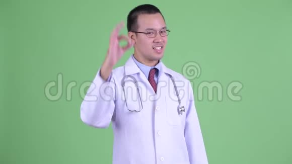 快乐的亚洲男子医生视频的预览图