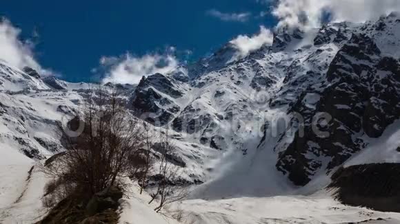 间隔射击高加索山脉北奥塞梯形成云在山顶的谢斯科戈峡谷视频的预览图