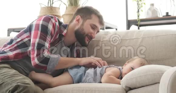 爸爸在家爱抚宝贝女儿视频的预览图