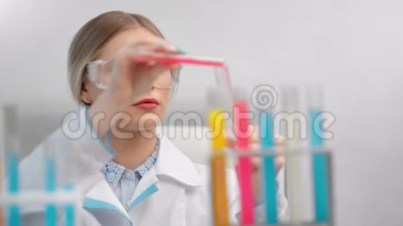 统一安全眼镜混合化学试剂管制作试验的热心女性研究员视频的预览图