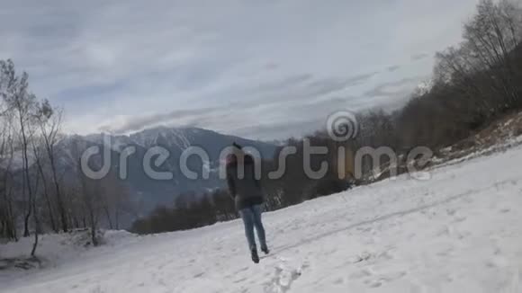 一个女孩在雪地里行走360度的镜头视频的预览图