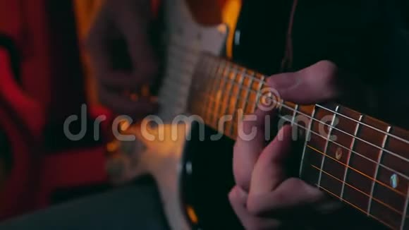 近距离的人手弹奏吉他如此流畅视频的预览图