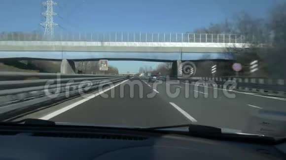 高速公路上超速行驶从乘客座位上看到视频的预览图