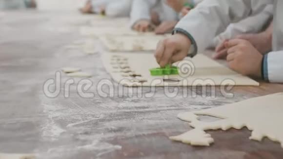 小孩的手正在用一种面包和饼干做成面团视频的预览图