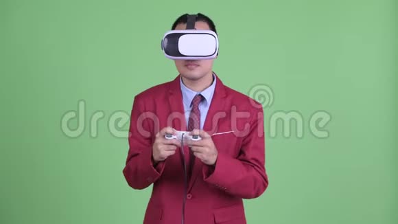 亚洲商人使用虚拟现实耳机和玩游戏视频的预览图