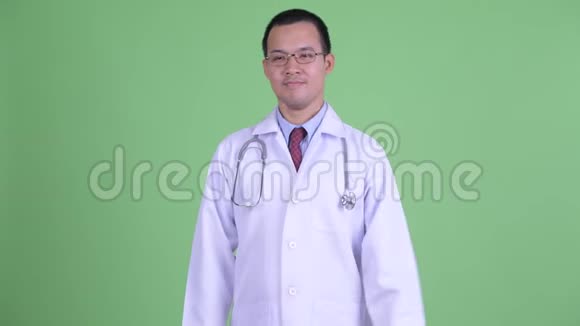 戴眼镜的亚洲快乐男医生视频的预览图