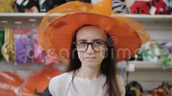一个女孩戴着女巫帽子在圣诞购物中心的肖像视频的预览图