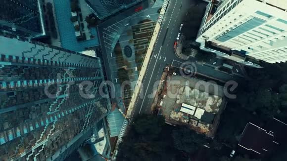 位于繁华市中心的一座摩天大楼的天顶景观视频的预览图