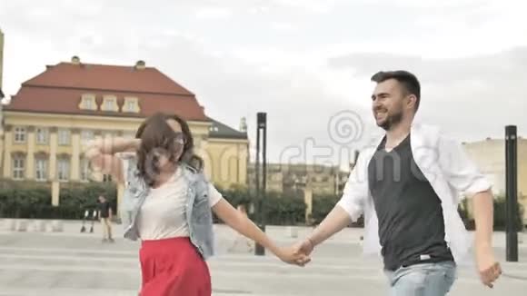 年轻夫妇牵着手女人牵着男朋友走上街头视频的预览图