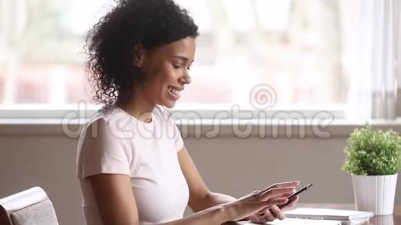 利用智能手机交友应用软件诈骗非裔美国妇女视频的预览图
