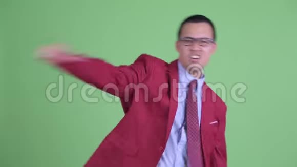愤怒的亚洲商人戴着眼镜竖起大拇指视频的预览图