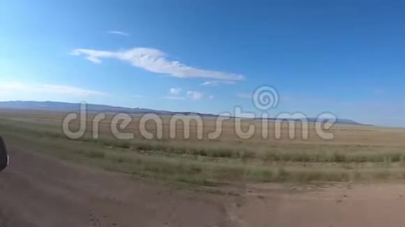 在草原上乘车旅行视频的预览图