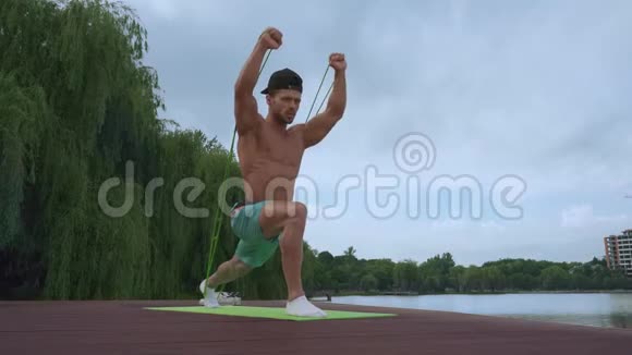 强壮的男性运动员在湖边锻炼手臂视频的预览图