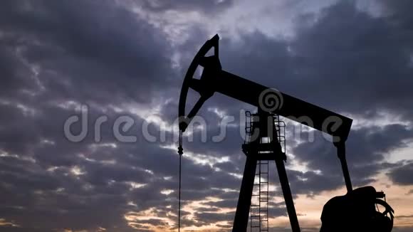 日出背景上的油泵世界石油工业时光流逝视频的预览图