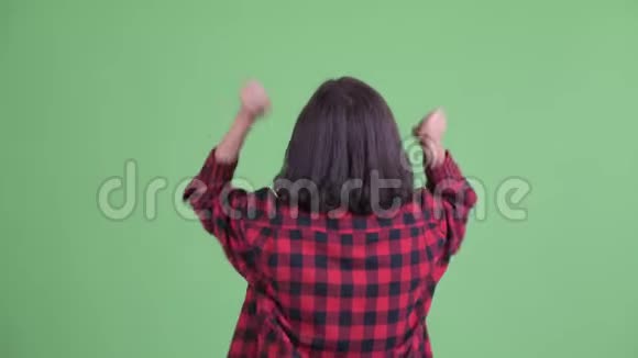 快乐的亚洲时髦女人举起拳头后景视频的预览图