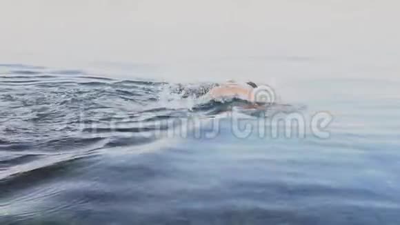 一个人在海里游泳做运动视频的预览图