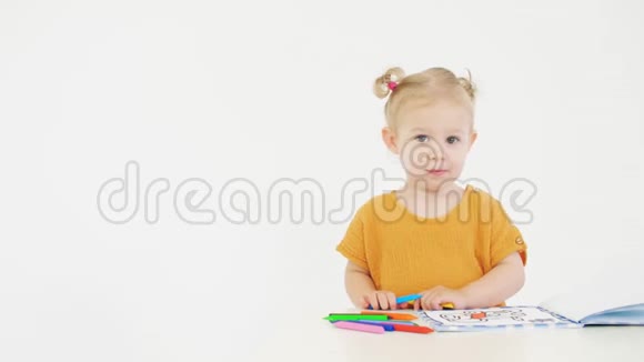 微笑宝宝用彩色蜡笔在白色背景下视频的预览图