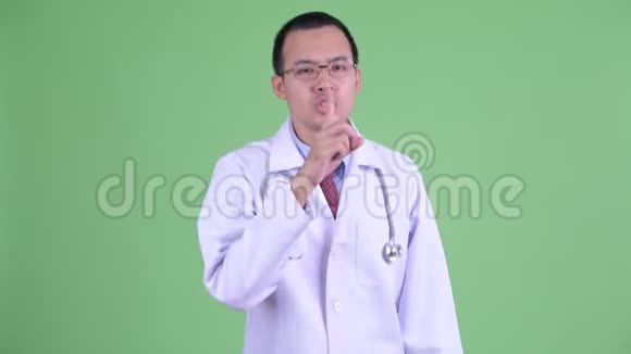 戴着手指的亚洲男医生视频的预览图