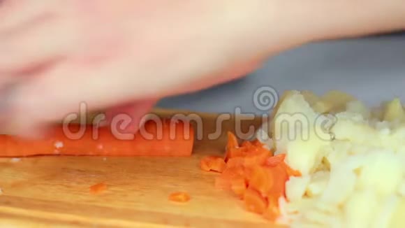 一个人把切好的胡萝卜切成一个大块视频的预览图