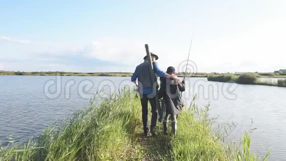 男走父子去湖边钓鱼做饭视频的预览图