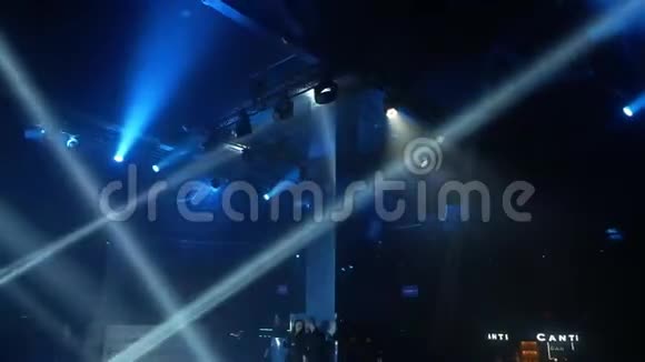 音乐会的灯光照向不同的方向视频的预览图