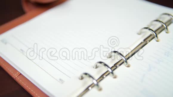 一个商人的特写他的手写计划和日记清单视频的预览图