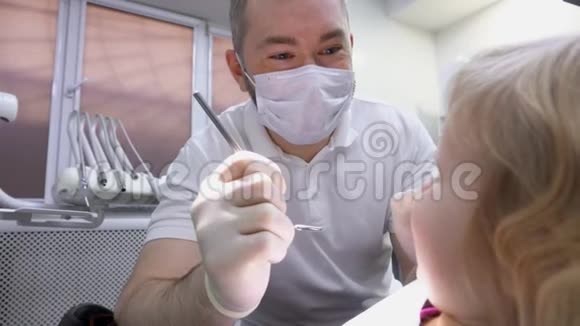 牙医用镜子检查小孩的牙齿视频的预览图