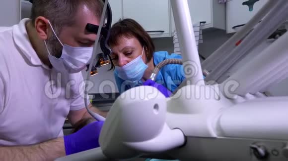 牙医和护士治疗病人蛀牙视频的预览图