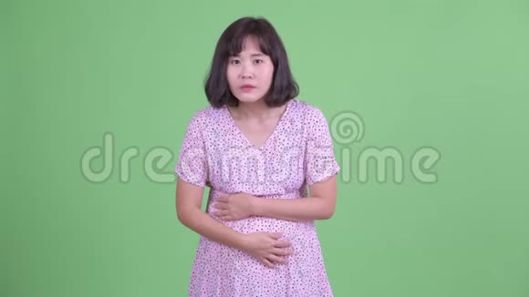 有压力的亚洲孕妇收到坏消息视频的预览图