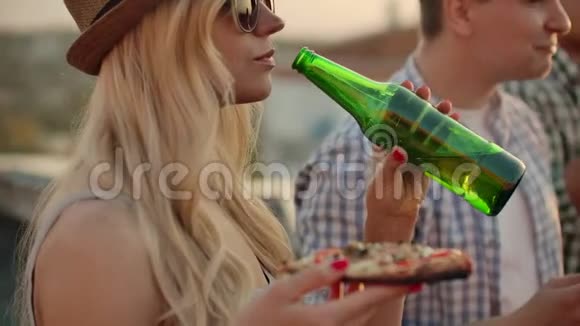 年轻女孩吃披萨喝啤酒视频的预览图