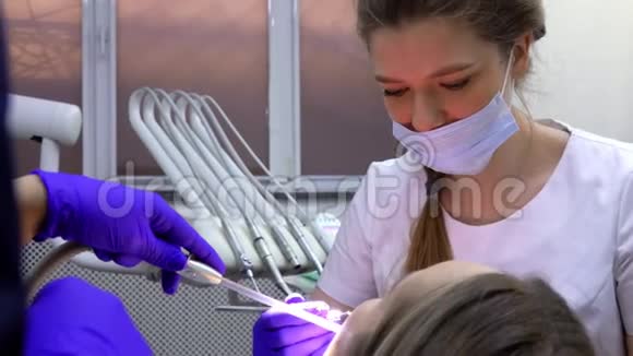 牙科检查病人牙齿状况视频的预览图