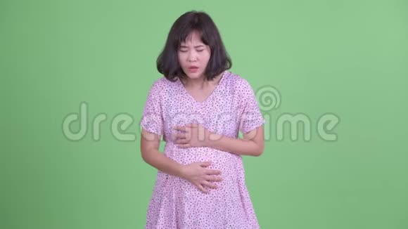 有压力的亚洲孕妇胃痛视频的预览图