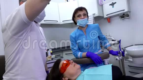 牙医正在准备治疗病人的牙齿视频的预览图