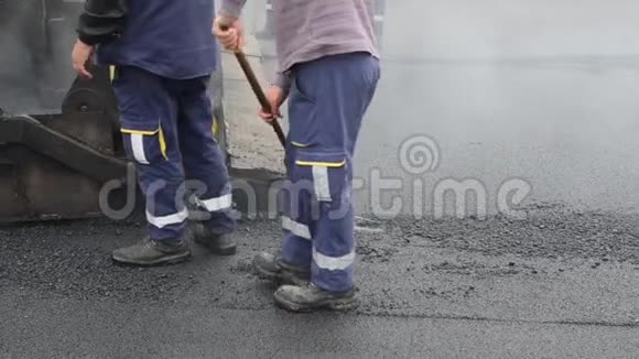 沥青铺设公路工地重建街道修复路面建筑工地工人视频的预览图