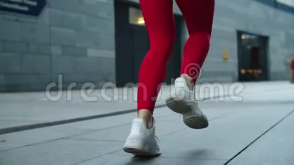 在城市街道上慢跑的女性腿户外运动的女运动员腿视频的预览图